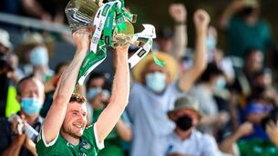 <p>FAMILIAR SIGHT: Declan Hannon lifts the cup as Limerick are crowned Munster champions after victory over Tipperary at Páirc Uí Chaoimh. 	<span class="contextmenu emphasis CaptionCredit">Picture: Tommy Dickson</span>
            </p>
