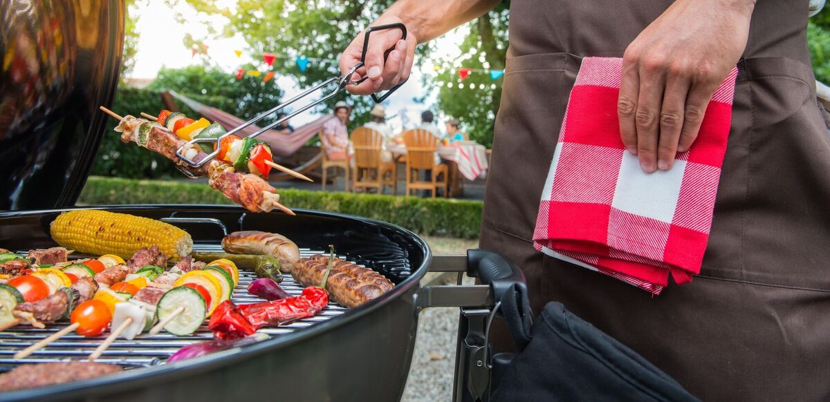 Barbecuing dinner for the family can leave a lot of food remnants. Try soaking the rack in coffee after it cools. Barbecuing dinner for the family can leave a lot of food remnants. Try soaking the rack in coffee after it cools.