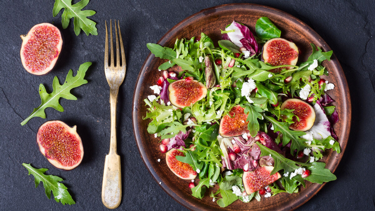 Warm salad with chorizo dressing and figs