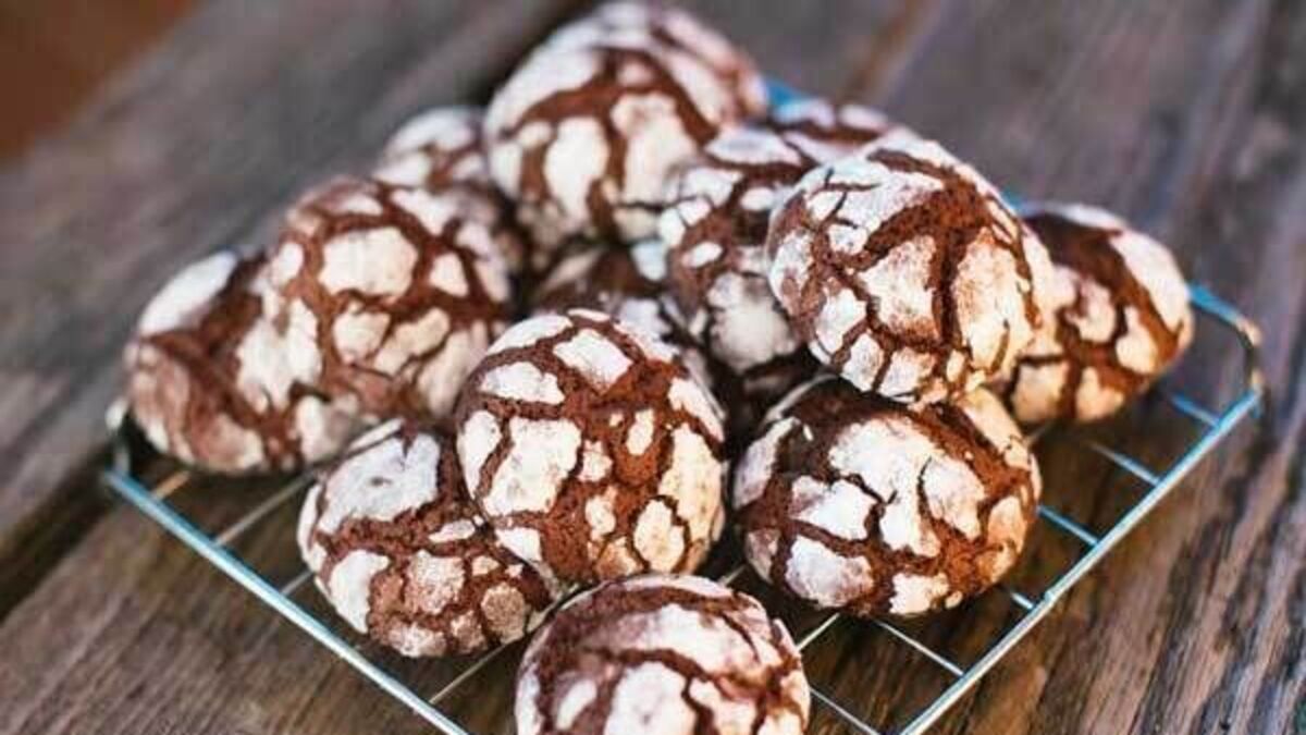 Dark chocolate and sea salt crackle biscuits