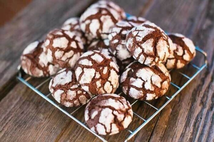 Dark chocolate and sea salt crackle biscuits