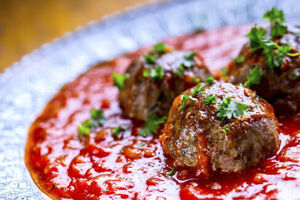 Old-fashioned meatballs in tomato sauce