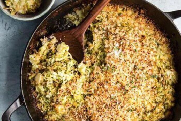 Cheesy gratin of leeks and brussels sprouts