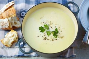 Cream of onion soup with apple juice and thyme