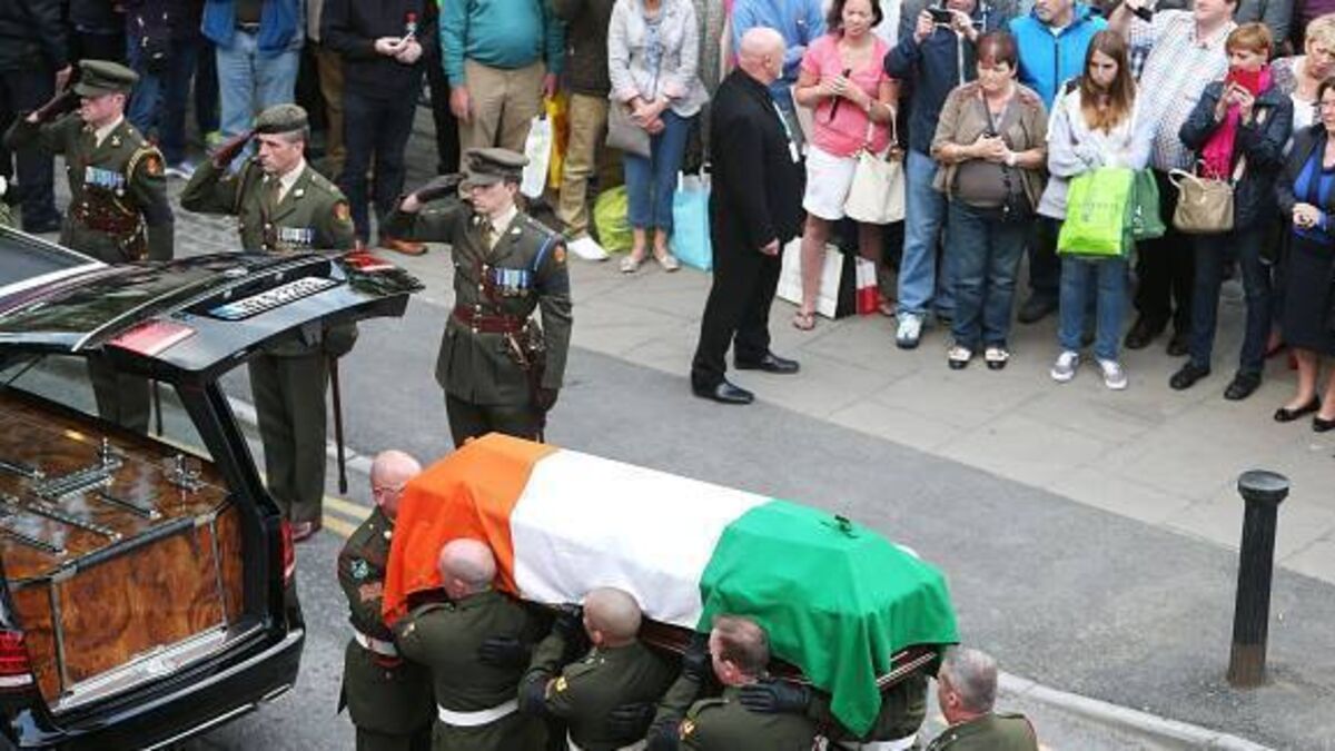 Reynolds funeral cortege arrives at church