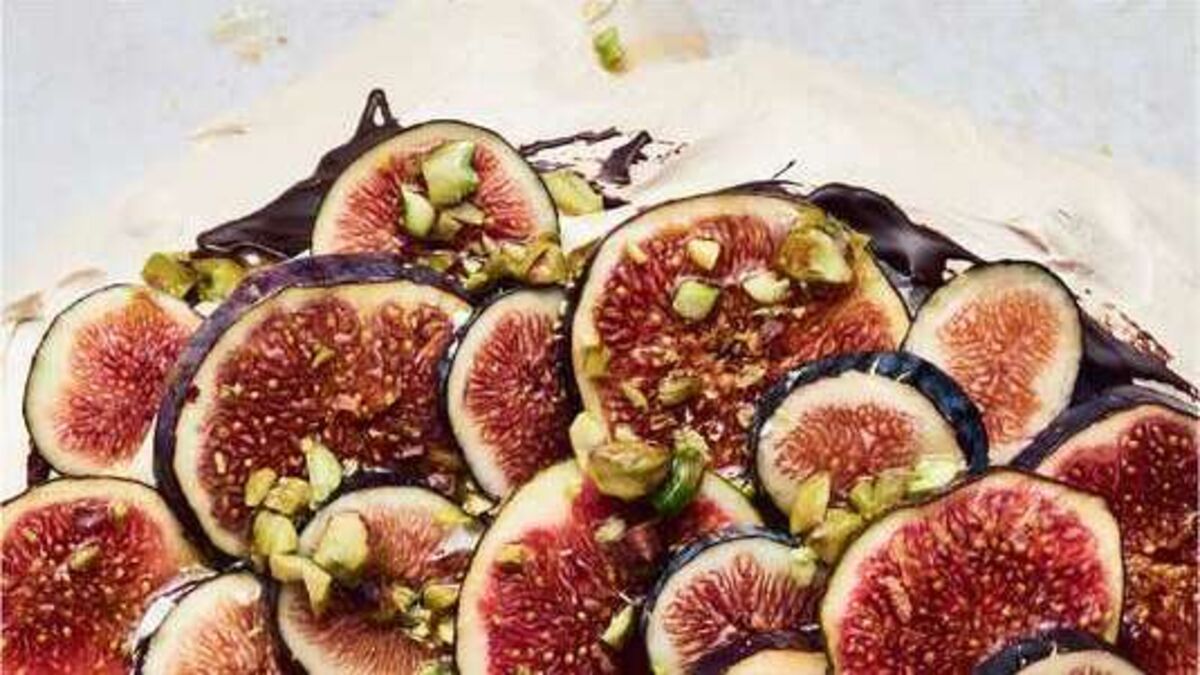 Cinnamon pavlova with praline cream and fresh figs