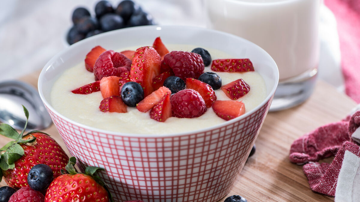 Berries and semolina pudding