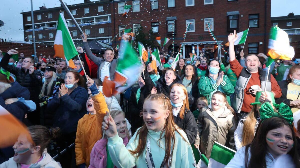 Locals gather to watch Kellie Harrington's fight on a big screen on Portland Row, Dublin. Picture: Sam Boal / RollingNews.ie Locals gather to watch Kellie Harrington's fight on a big screen on Portland Row, Dublin. Picture: Sam Boal / RollingNews.ie