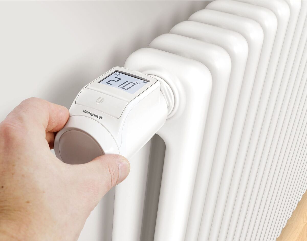 The Honeywell Evohome thermostat will support up to 12 radiator zones, screwfix.ie.