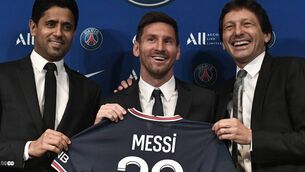 <p>PSG's Qatari president Nasser Al-Khelaifi (L) and sporting director Leonardo Nascimento de Araujo (R) pose alongside Lionel Messi as he holds up his number 30 shirt. (Photo by Stephane De Sakutin/AFP via Getty Images)</p>