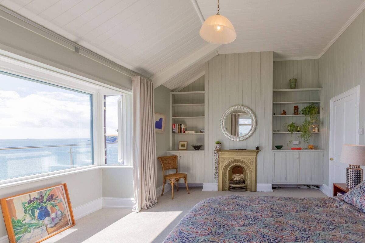 Sea-bed? Fireplace in a cosy bedroom at Atlantic House