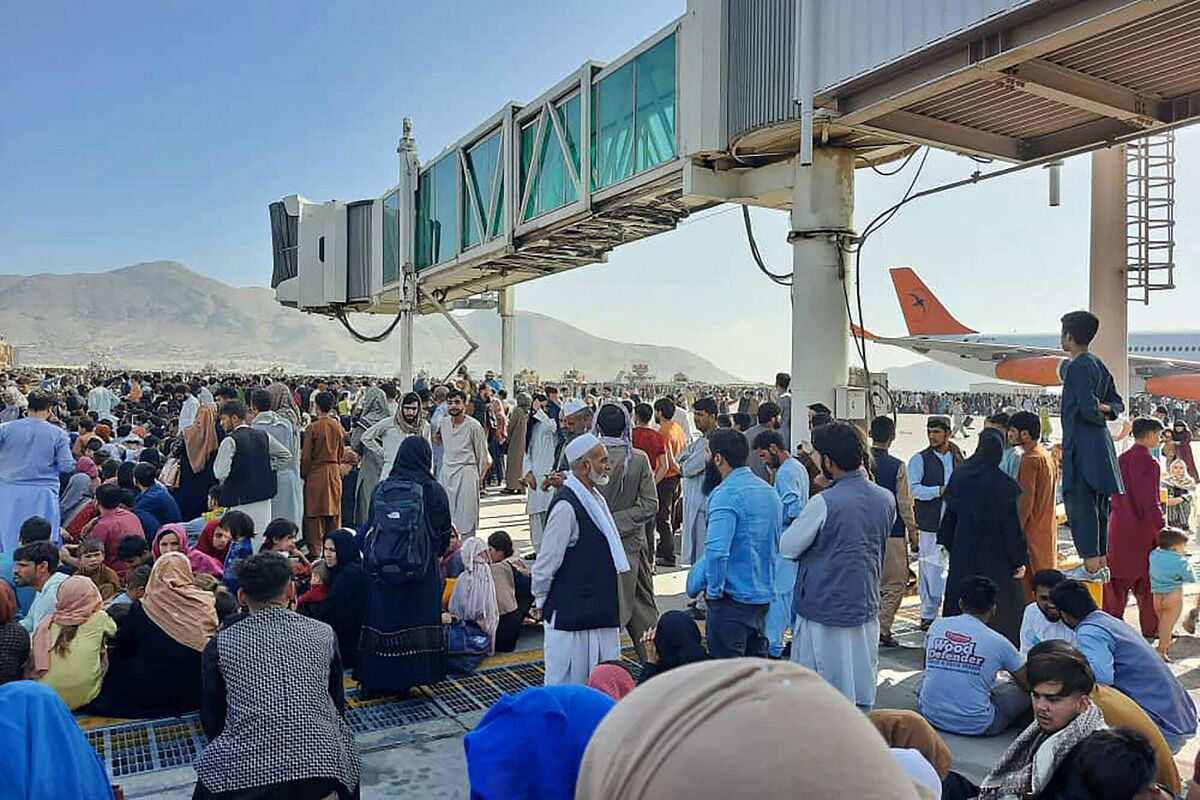 Afghans crowd the tarmac of the Kabul airport trying to flee the country. Picture: AFP via Getty Images)