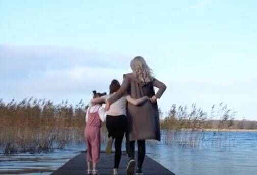 Lynsey Bennett with her daughters Hailee and Zoe