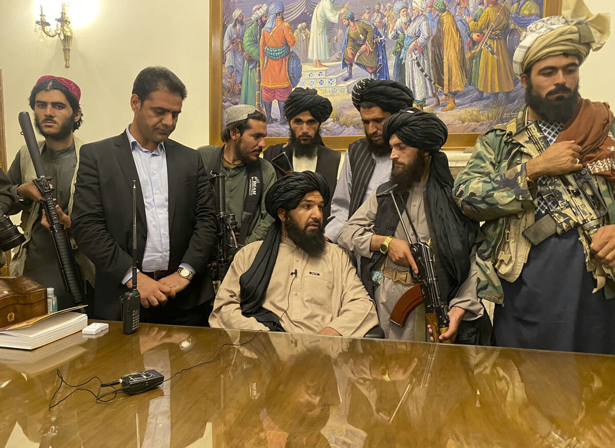 Taliban fighters take control of Afghan presidential palace in Kabul. Picture: AP Photo/Zabi Karimi)