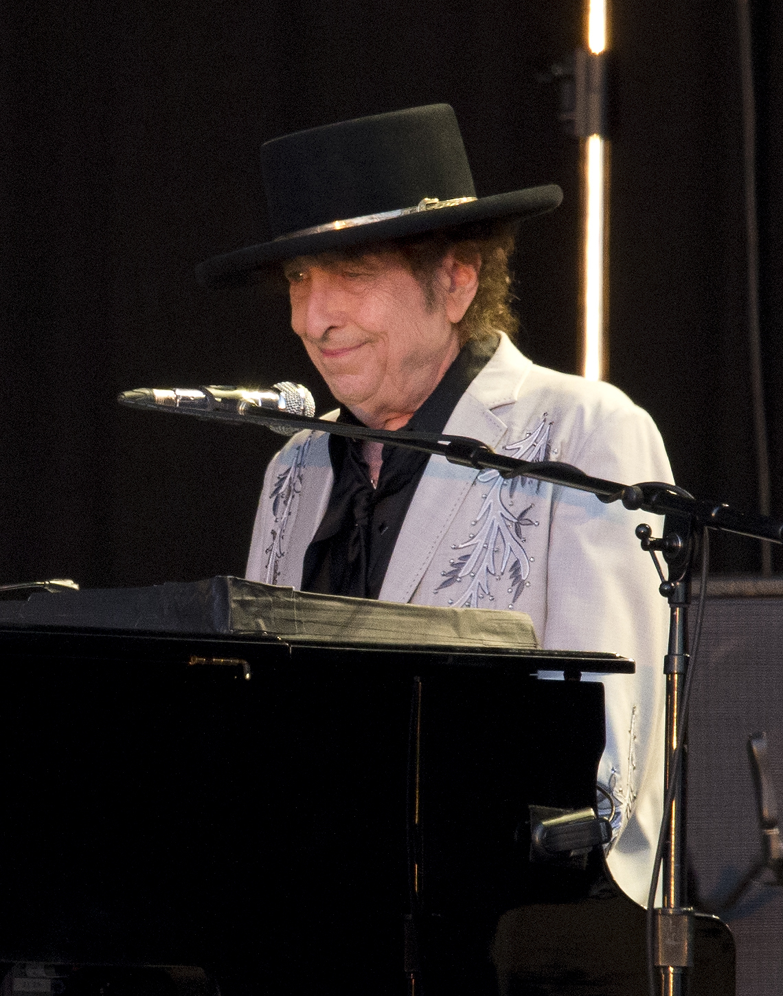 Bob Dylan accused of molesting 12-year-old girl in 1965