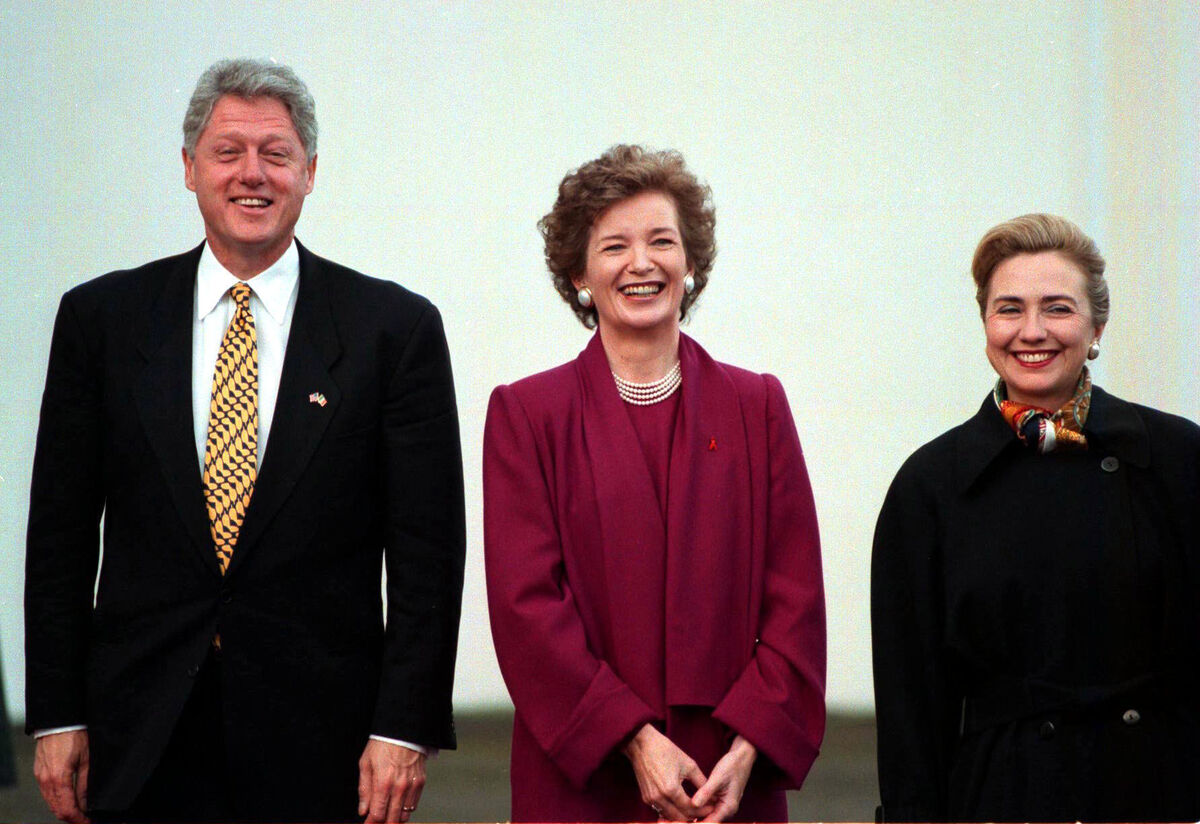 December 1995: President and Mrs Hillary Clinton with President Mary Robinson at Áras An Uachtaráin. Picture: RollingNews.ie December 1995: President and Mrs Hillary Clinton with President Mary Robinson at Áras An Uachtaráin. Picture: RollingNews.ie