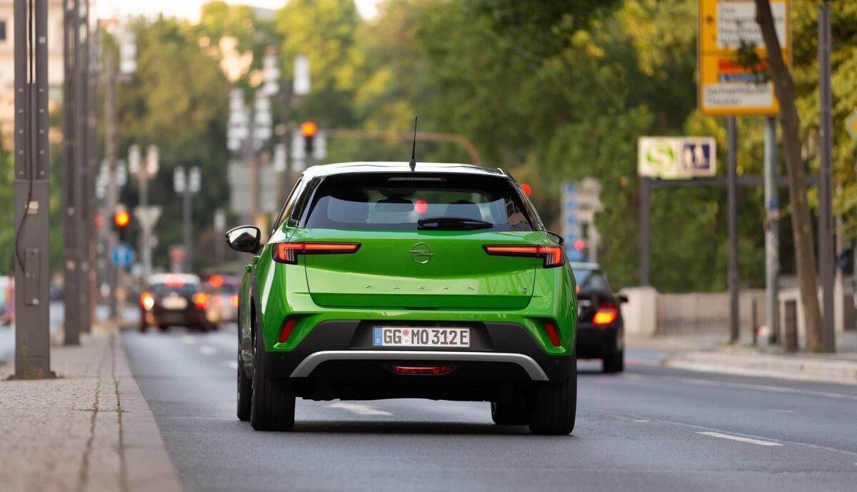 The 100 kW (136 bhp) motor (along with the 50-kWh battery) which powers the Mokka-e allows for a top speed of 150 km/h and a 0-100 km/h time of nine seconds dead