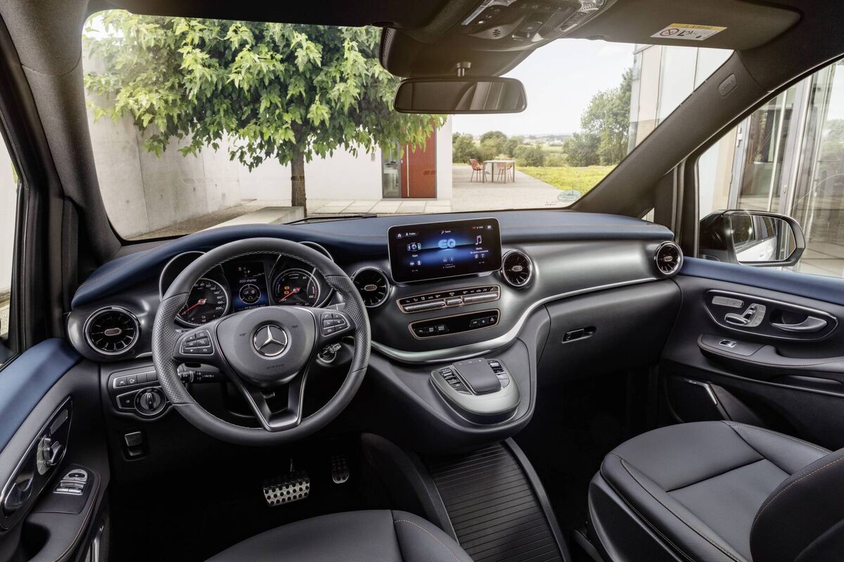 As I’ve said it is also well specced in Avantgarde trim – right down to the pinstripe effect wood trim – which will keep your billionaire clients happy As I’ve said it is also well specced in Avantgarde trim – right down to the pinstripe effect wood trim – which will keep your billionaire clients happy