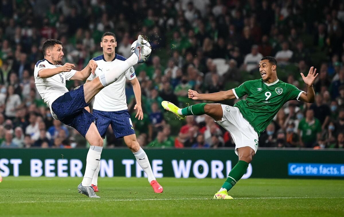Ireland's Adam Idah in action against Milos Veljkovic of Serbia. Photo by Stephen McCarthy/Sportsfile