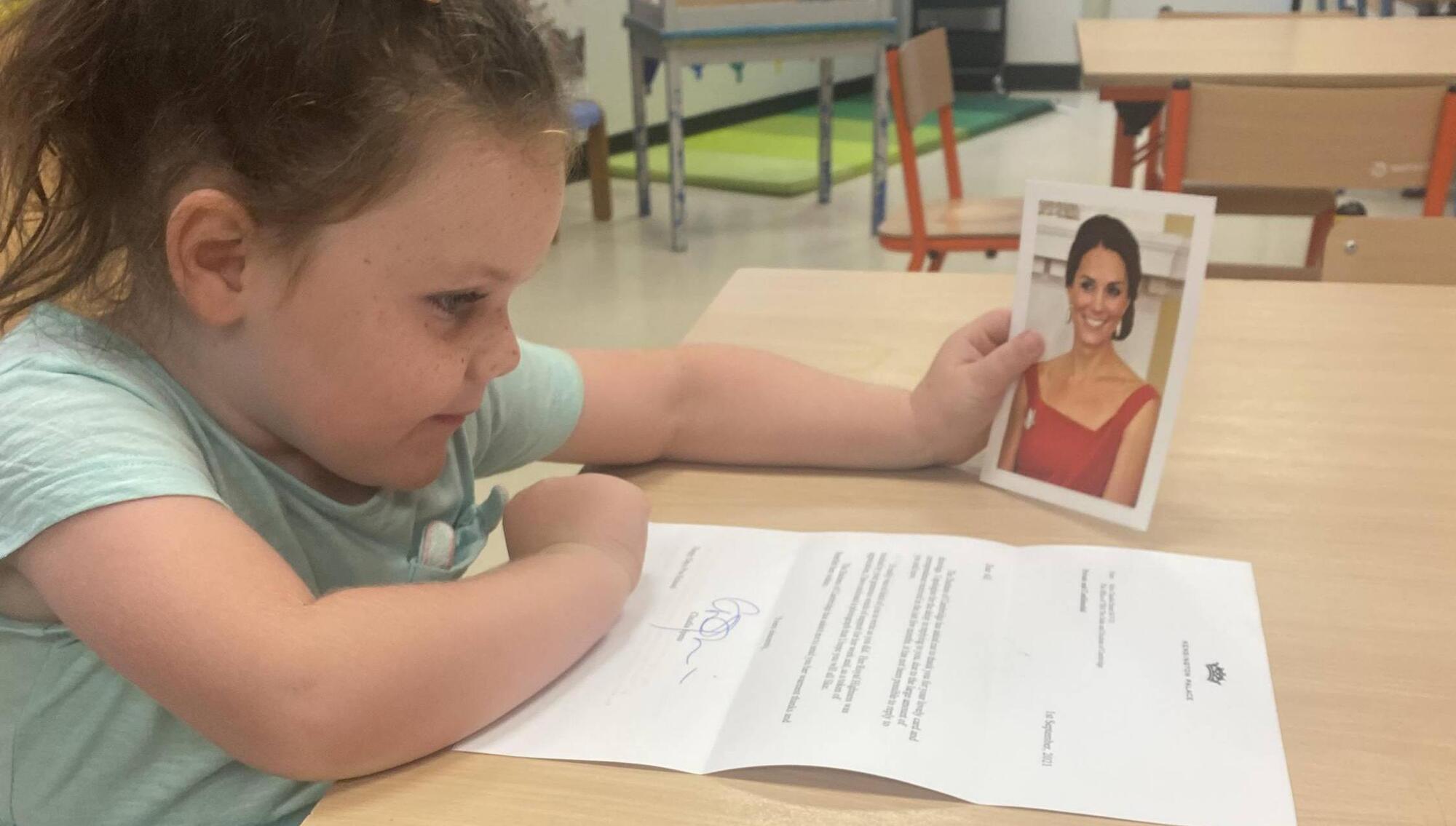 Minnie, daughter of teacher Eilish Balfe, with the  letter from Kate Middleton. 