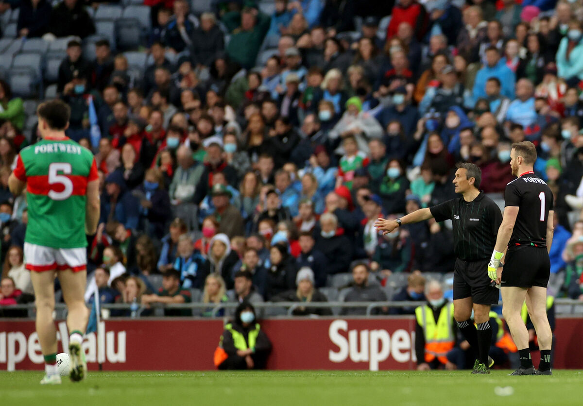 Mayo’s goalkeeper Rob Hennelly and assistant referee Maurice Deegan before a late free was re-taken. Picture: INPHO/James Crombie