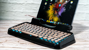 <p>Retro-style mechanical keyboard with true aesthetics from Rymek.</p>