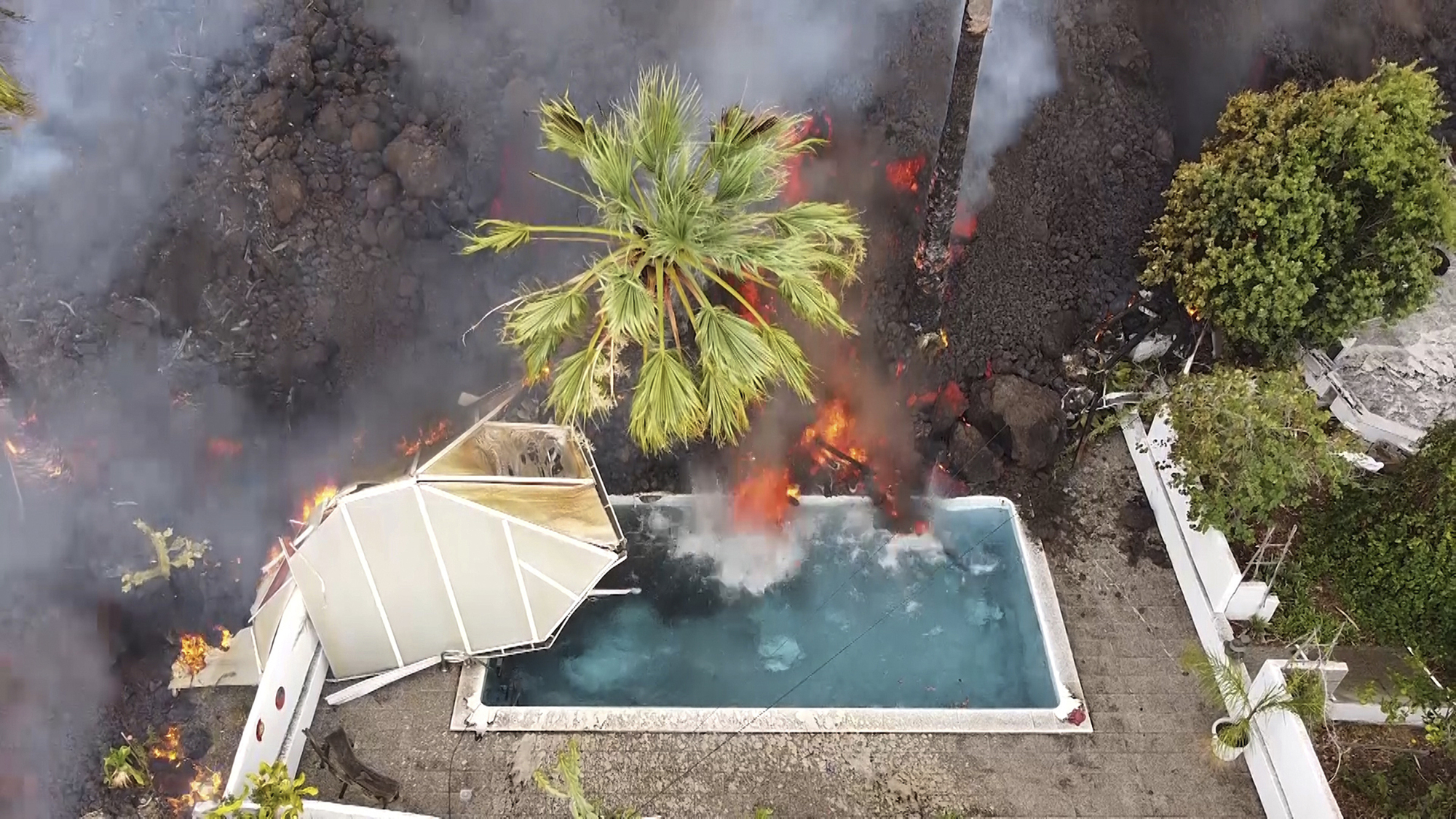 Small earthquakes shake Spanish island as scientists warn lava flows 'could last months' 