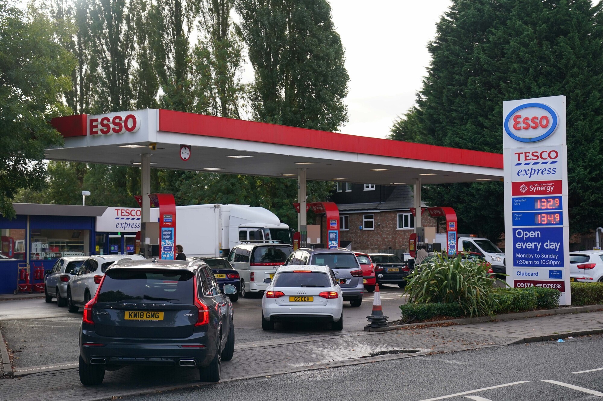 Petrol panic buying continues despite ministers’ appeals for calm
