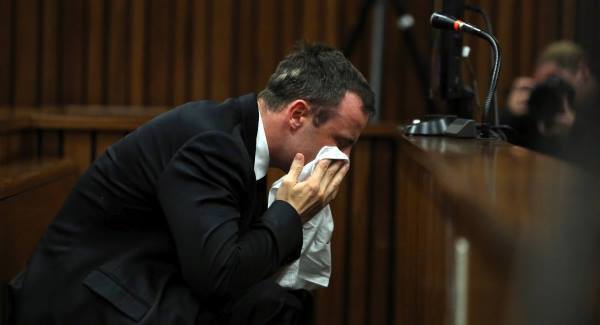 Emotional Pistorius gives evidence