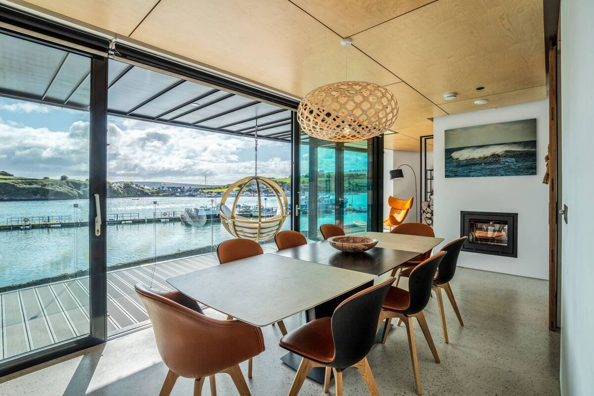 The dining area with and balcony with harbour view.