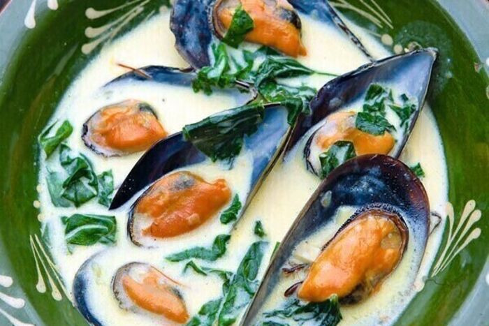 Mussels with Saffron and Spinach