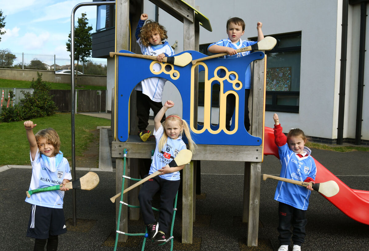 Some of the junior infants class pupils at Gaelscoil na nDéise, Waterford, wearing the Roanmore club jerseys, with a thumbs up for their local Roanmore team ahead of the Waterford SHC final Sunday. It’s Roanmore’s first senior hurling final in over 30 years. Picture: Denis Minihane
                    