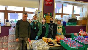 <p>Roy Keane and volunteers from a local school at Cork Penny Dinners. Picture: Caitriona Twomey</p>