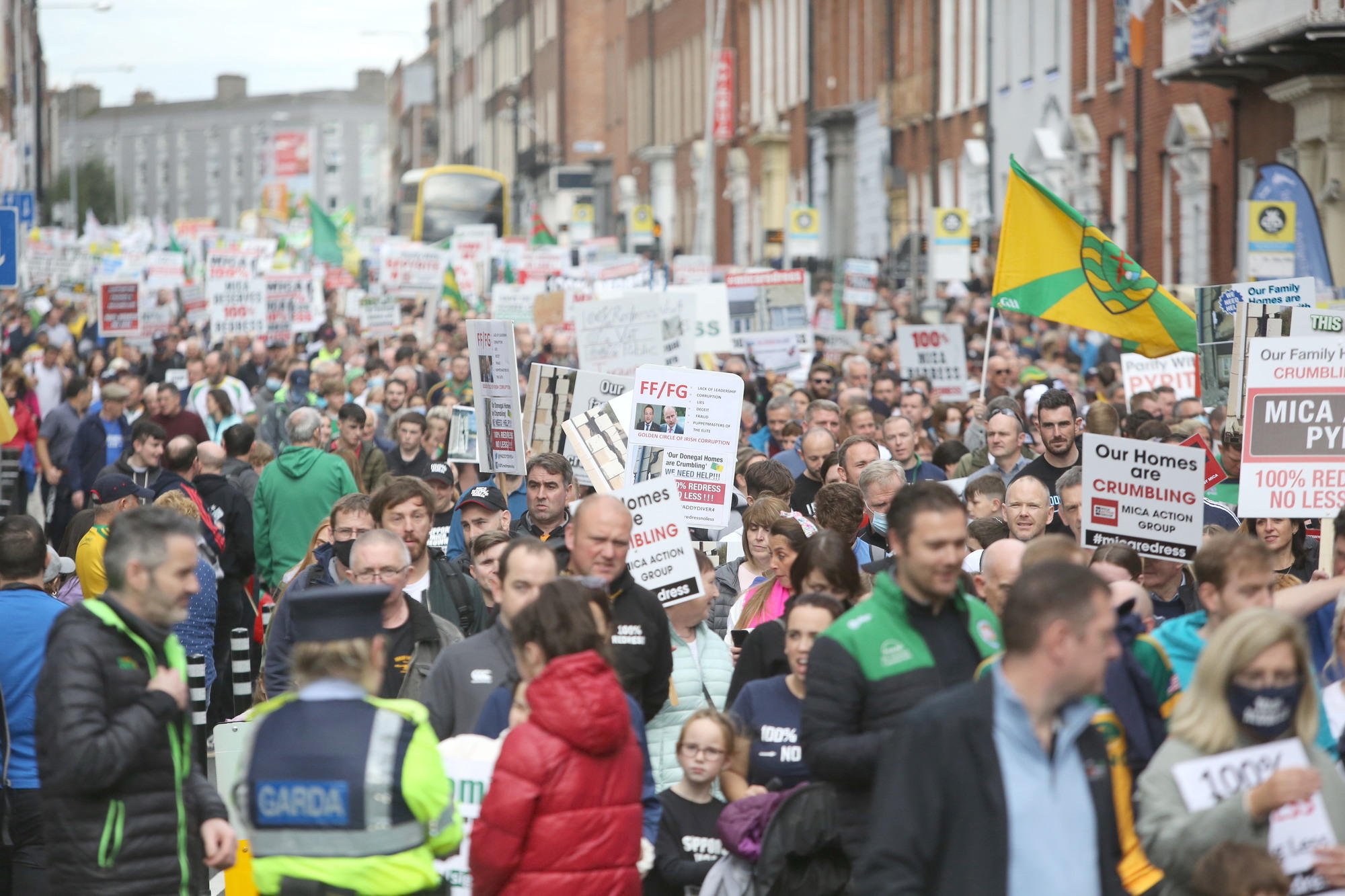 Mica scandal: Thousands take to streets of Dublin to demand 100% redress