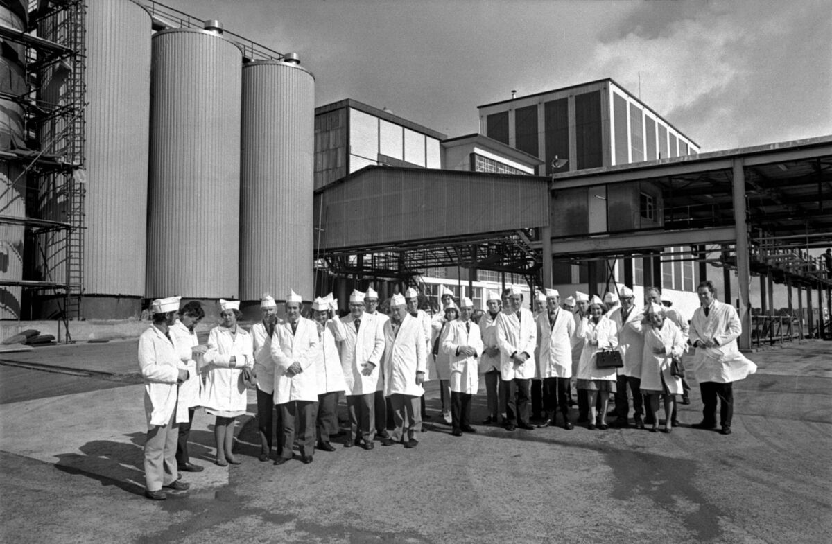 Engineers visit Mitchelstown Creameries, Co Cork, in 1974. All B&W pictures: Irish Examiner Archives Engineers visit Mitchelstown Creameries, Co Cork, in 1974. All B&W pictures: Irish Examiner Archives