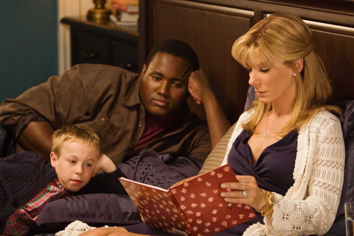 Jae Head as SJ, Quinton Aaron as Michael Oher and Sandra Bullock as Leigh Anne Tuohy in The Blind Side
