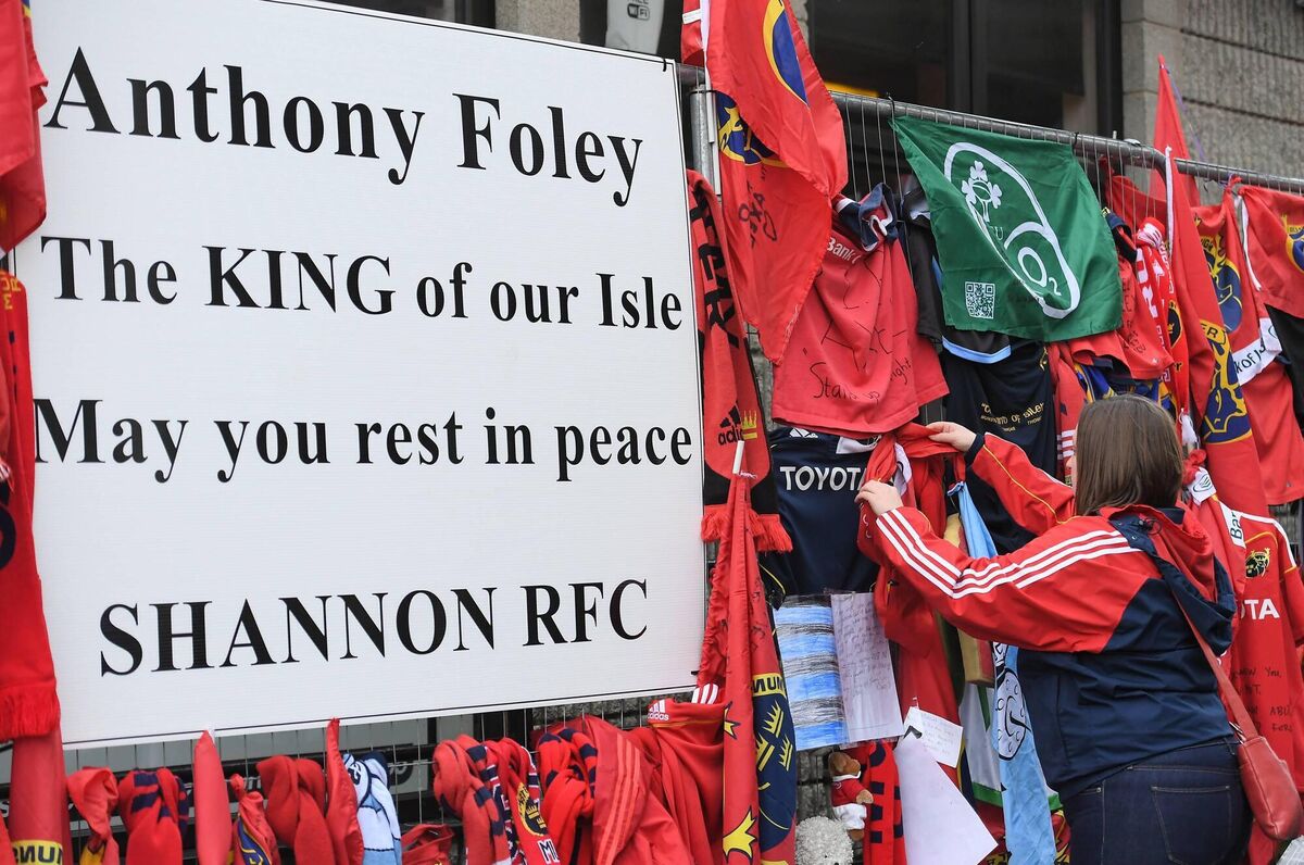 FONDLY REMEMBERED: A supporter adds a Munster jersey to the tribute outside the Shannon RFC club house, in 2016, in memory of Anthony Foley. Marcus Horan remembers his friend as a man who made time for old and young members at the famous club. 	Picture: Brendan Moran
                    