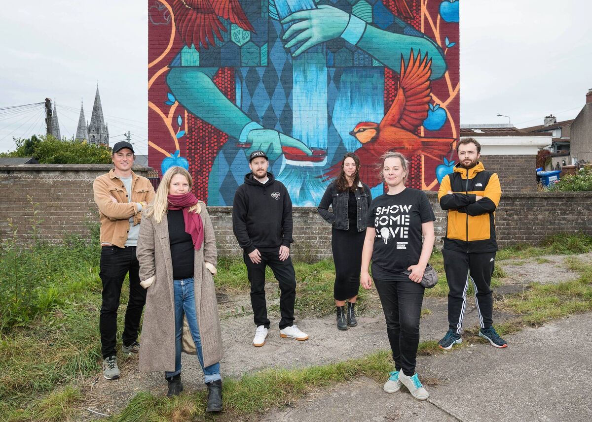 The Ardú team pictured at one of Cork’s newest murals at St. Finbarr’s Road by Sligo born artist Friz, created as part of Ardú Street Project 2021. L-R: Shane O’Driscoll, Rose-Anne Kidney, Paul Gleeson, Louise Barker, Friz, &amp; Peter Martin. Pic: Jed Niezgoda