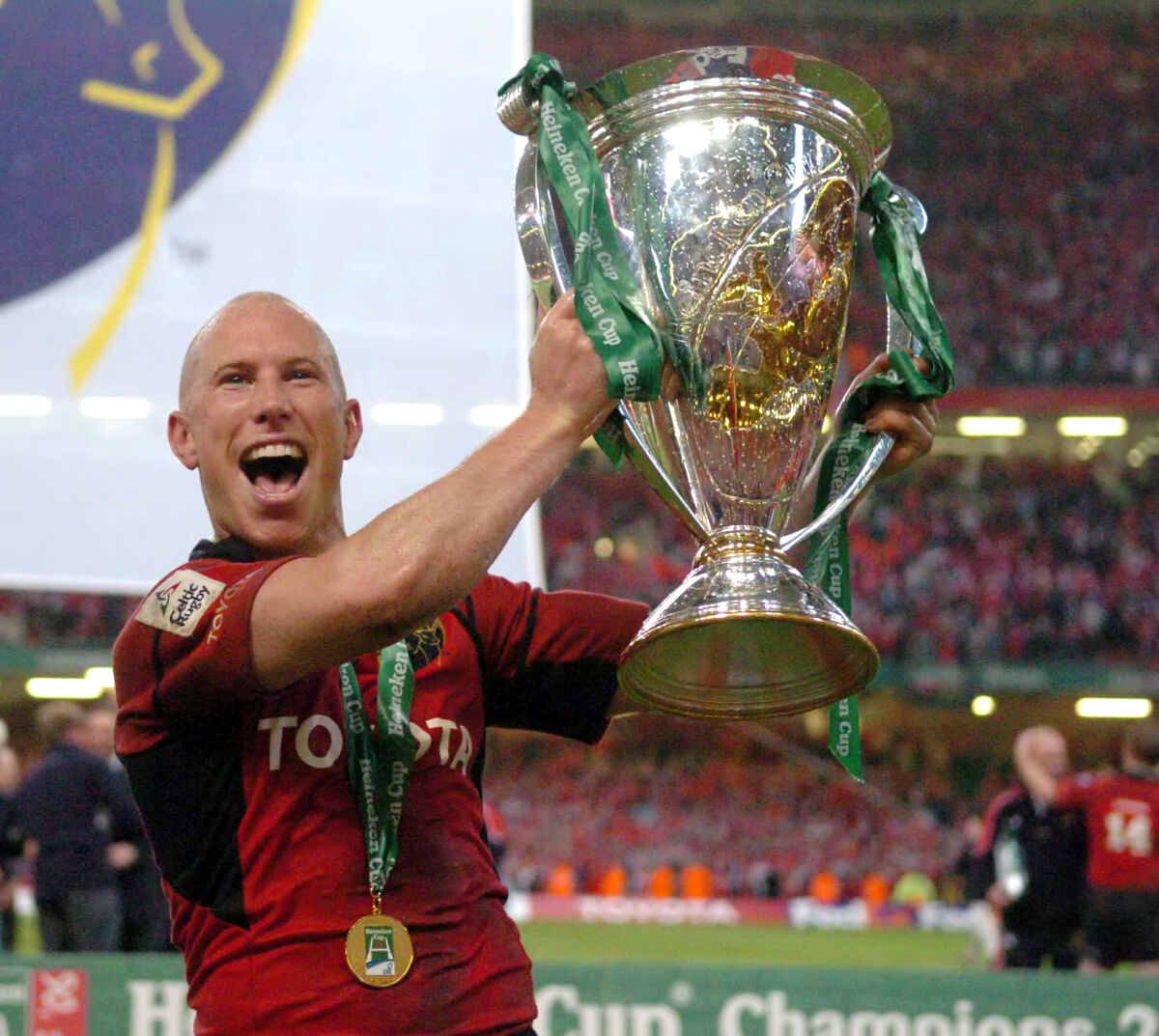 Peter Stringer raises the Heineken Cup. Pic: Eddie O'Hare