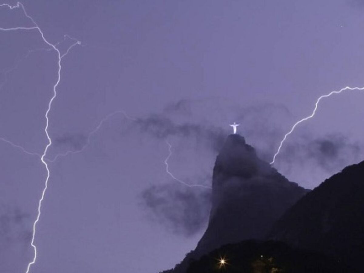 Storm damages Christ the Redeemer statue