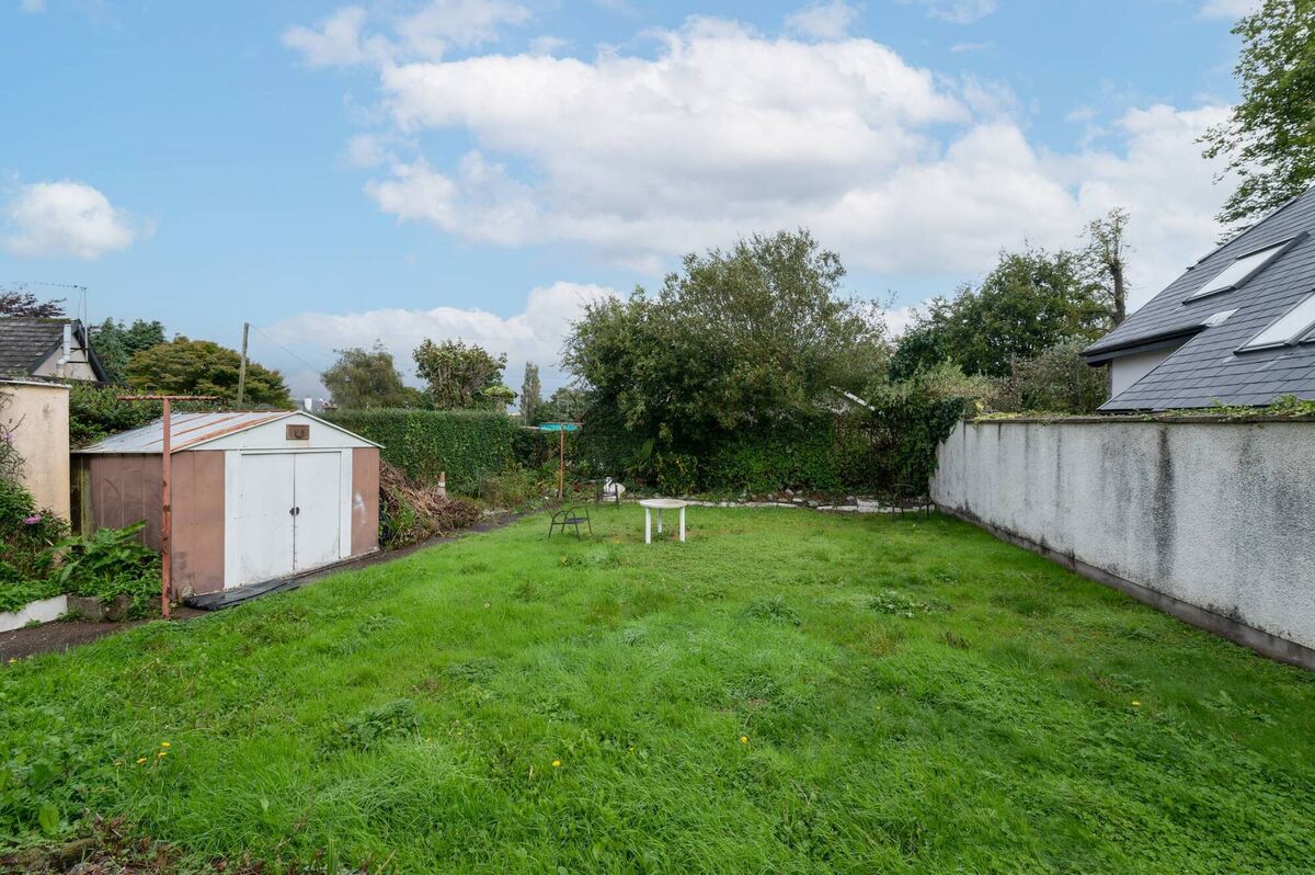 Second access at garden's end