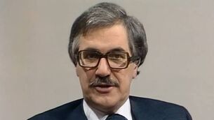 <p>Gerald Sinstadt presenting Granada TV's Kick Off programme. Via YouTube</p>