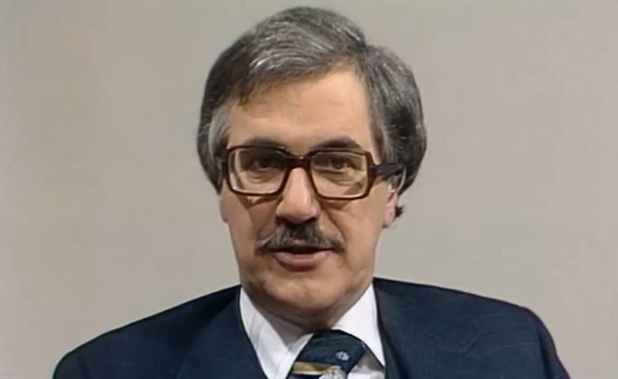 Former Match of the Day commentator Gerald Sinstadt has died