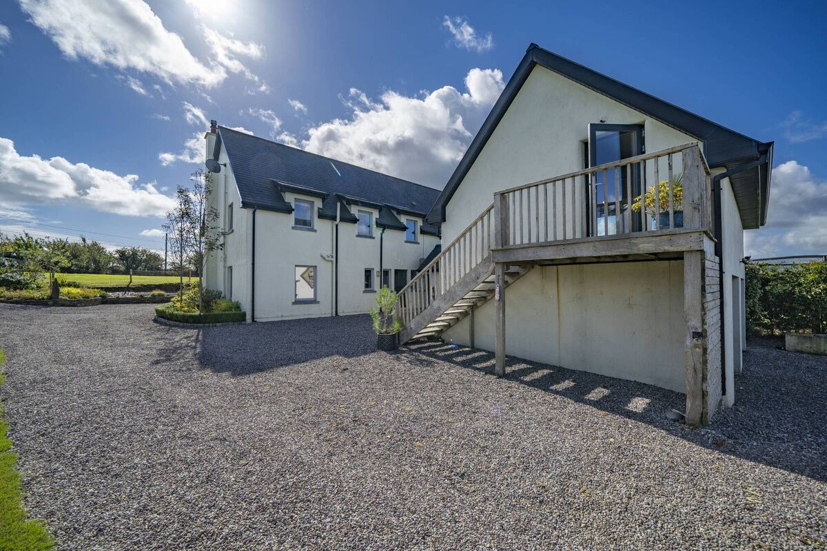 Ballingarry West, Belgooly is where Long Dogs is homed. It's near Kinsale, and a short drive to Cork city and airport as well as to  Carrigaline