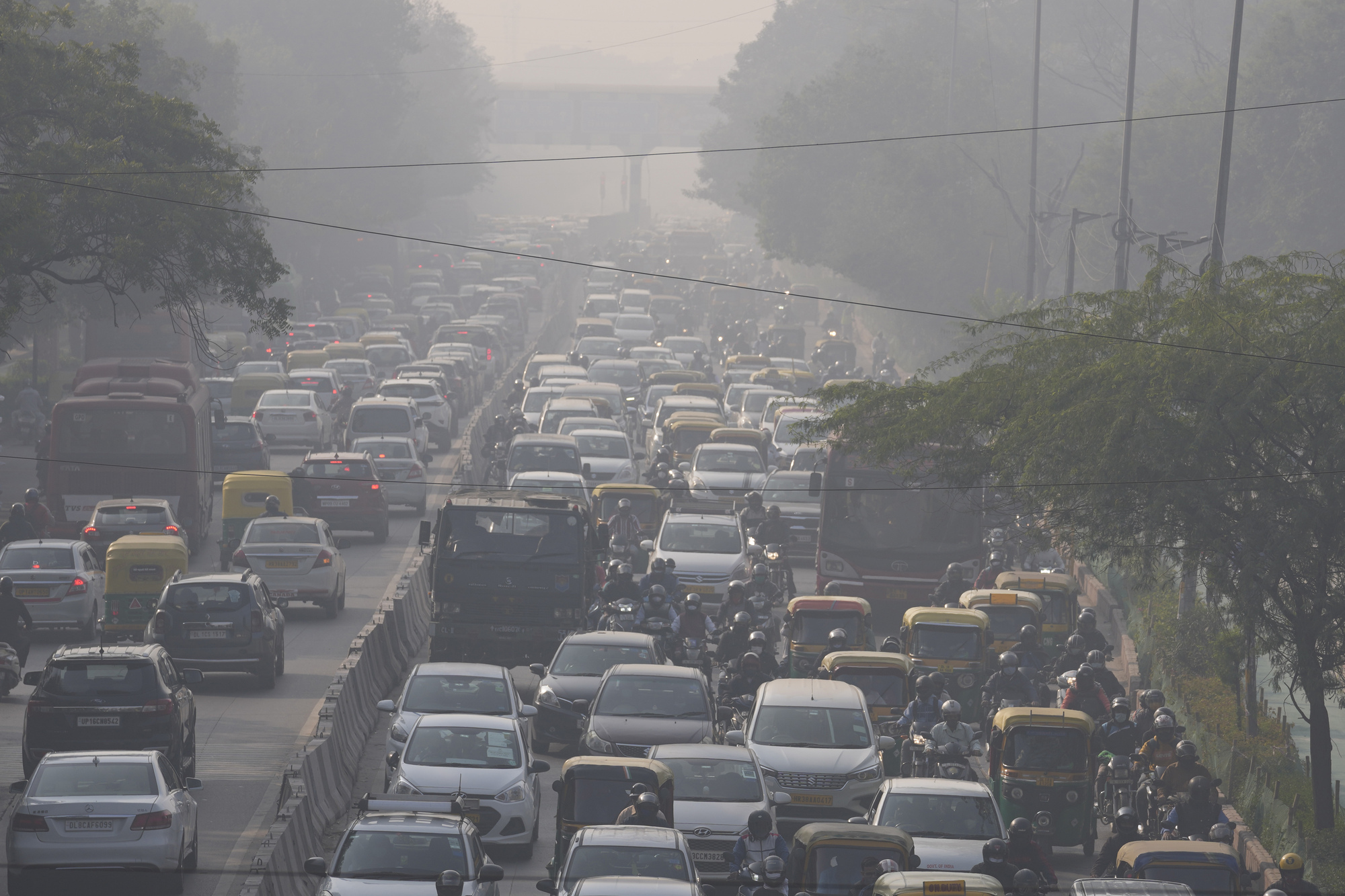 Smog-shrouded Indian capital considers lockdown