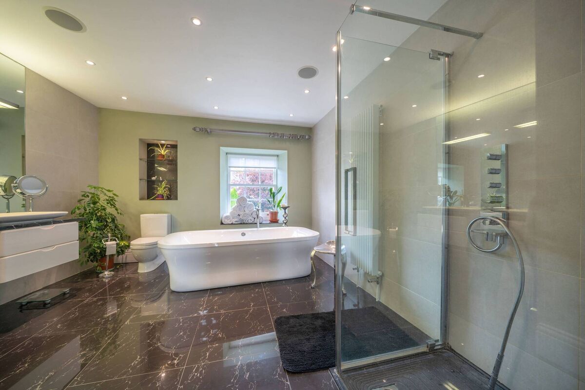 En suite with bath in the second floor main bedroom En suite with bath in the second floor main bedroom