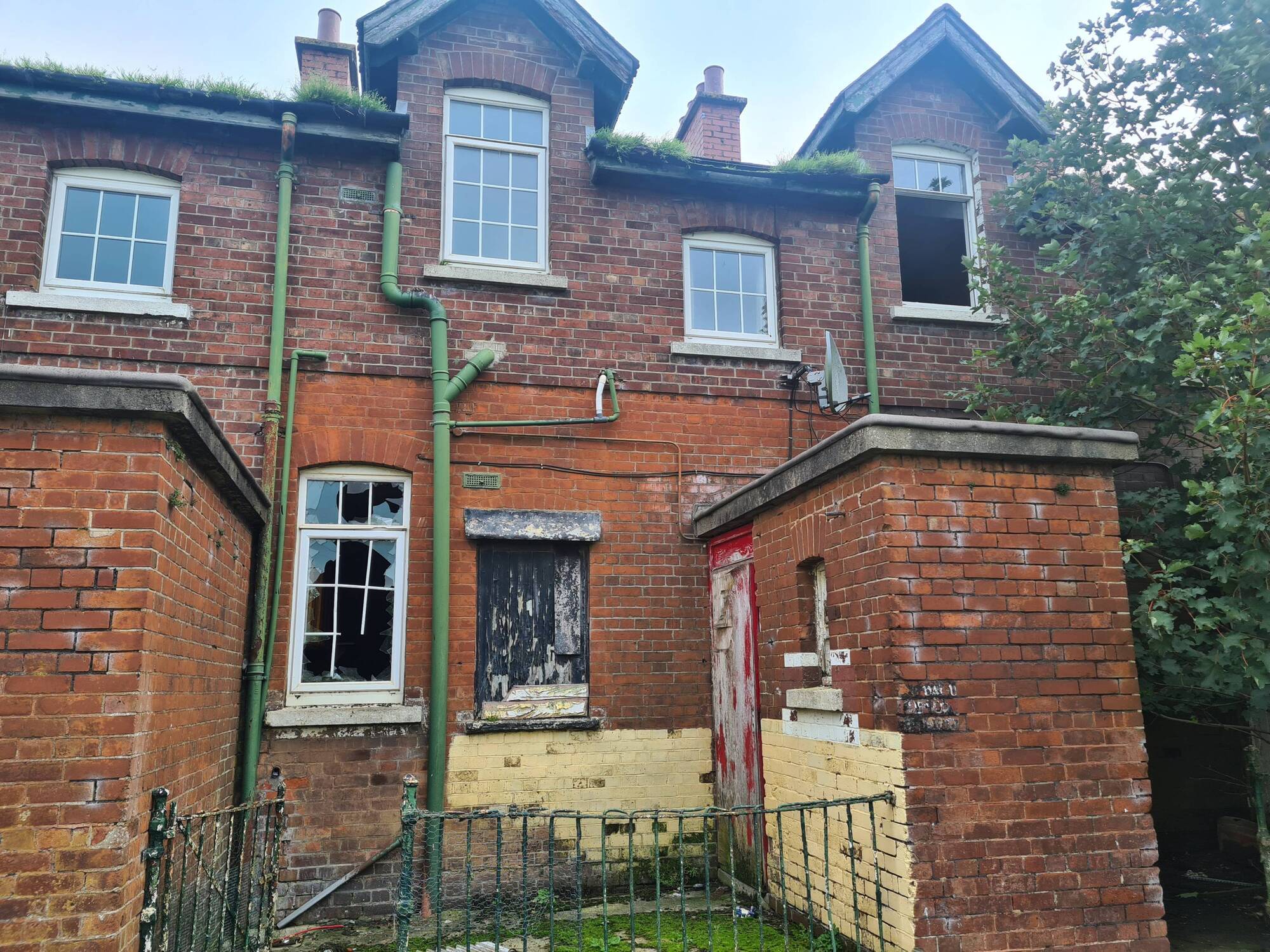 The 'Irish Examiner' recently highlighted issues of dereliction at the Curragh camp. 
