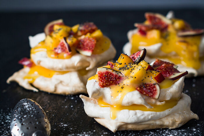 Mini clementine and fig pavlovas