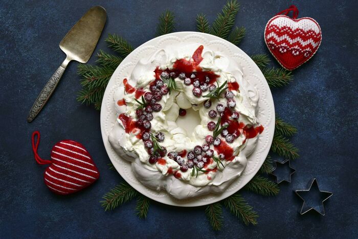 Meringue wreath with raspberry and puffed up cranberries