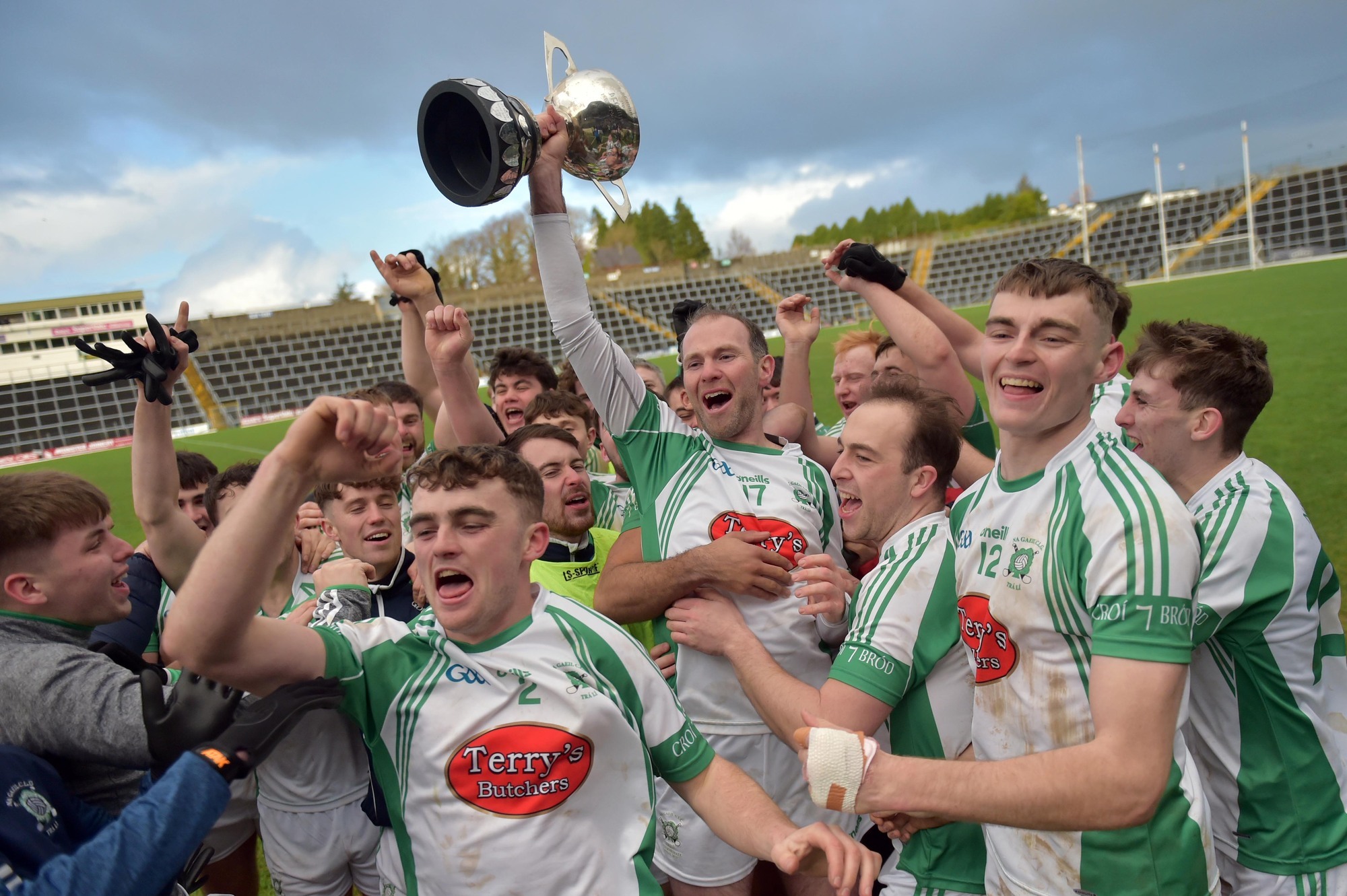 Na Gaeil overcome slow start to join senior ranks
